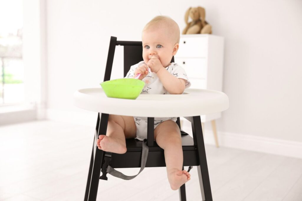 očistiti visoku stolicu za bebe